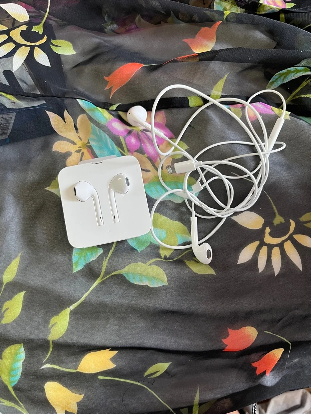 Apple White On-Ear EarPods with Lightning Connector and Inline Remote